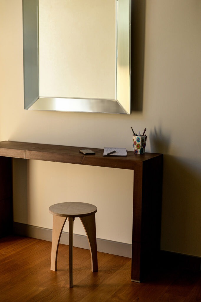 Photographie d'un tabouret en bois DIY (à monter sous-même) installé dans un contexte de maison. 