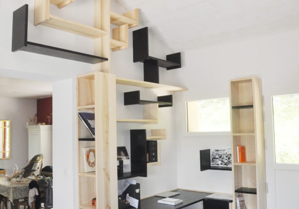 La Bibliothèque-Arbre associe un bureau, des éléments de rangement et un ensemble d'étagères suspendues dans une composition évoquant la silhouette d’un arbre.