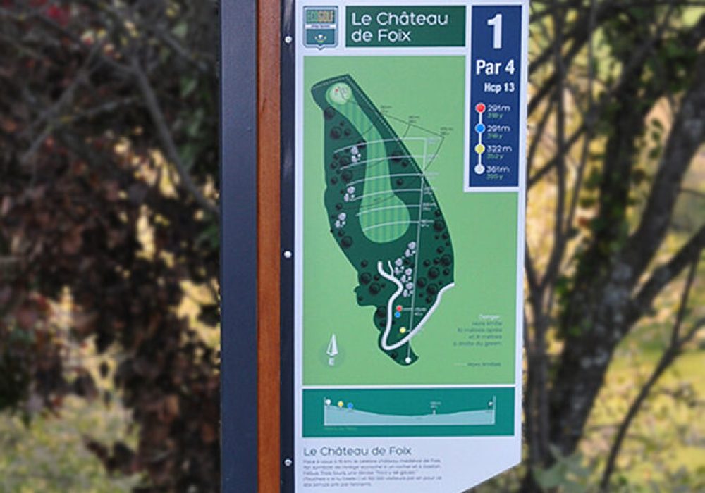 Plan d'un parcours de golf sous la forme d'un panneau disposé en drapeau sur un mât design associant bois et métal.