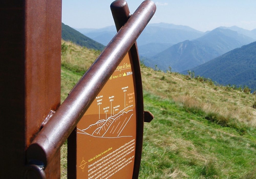 Photographie en perspective d'un module sextant, appartenant au dispositif innovant d'observation du paysage Plateau de découverte, et vue de montagne en arrière plan. Concept et design par Alexandre Drabzak.